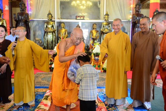 Quỹ Đạo Phật Ngày Nay: Chương trình từ thiện tại Campuchia tháng 04-2015