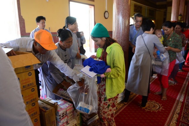 Quỹ Đạo Phật Ngày Nay: Chương trình từ thiện tại Campuchia tháng 04-2015