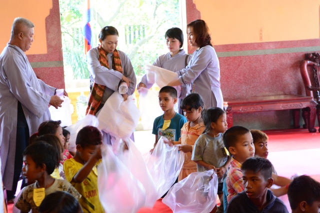 Quỹ Đạo Phật Ngày Nay: Chương trình từ thiện tại Campuchia tháng 04-2015
