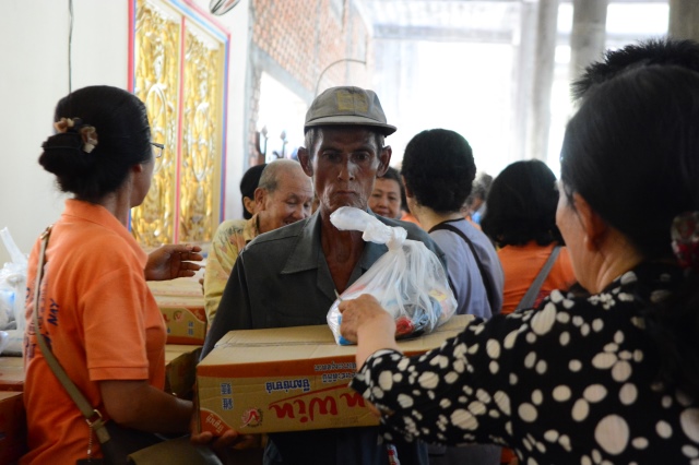 Quỹ Đạo Phật Ngày Nay: Chương trình từ thiện tại Campuchia tháng 04-2015