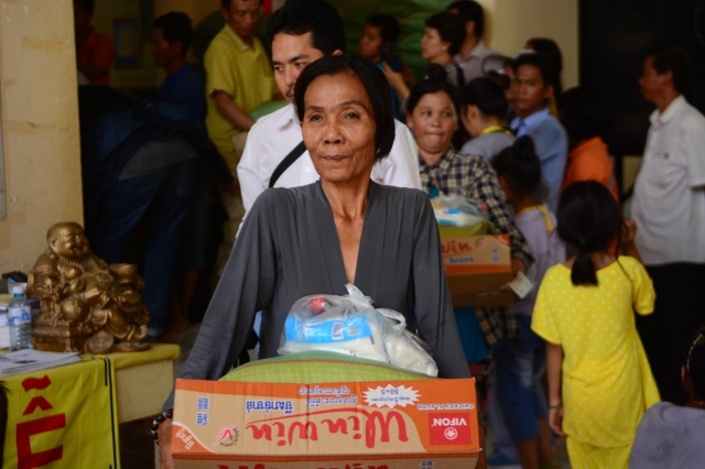 Quỹ Đạo Phật Ngày Nay: Chương trình từ thiện tại Campuchia tháng 04-2015