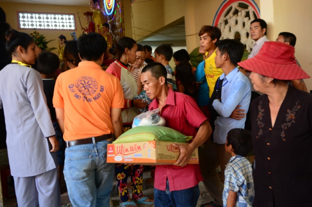 Quỹ Đạo Phật Ngày Nay: Chương trình từ thiện tại Campuchia tháng 04-2015