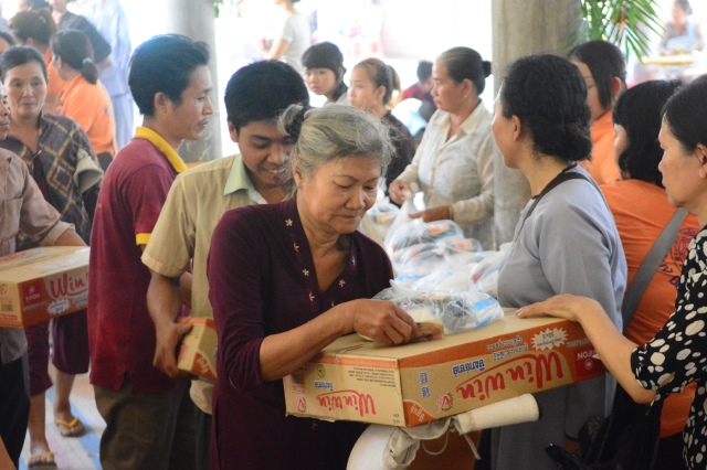 Quỹ Đạo Phật Ngày Nay: Chương trình từ thiện tại Campuchia tháng 04-2015