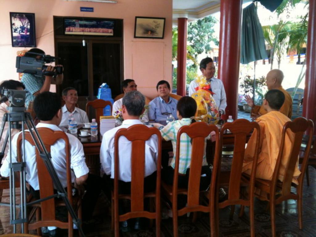 Lãnh đạo thành phố Nha Trang thăm, tặng quà các tự viện nhân Phật đản PL.2559