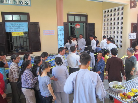 Khánh Hòa: Chùa Nam Hòa tổ chức tiệc buffet miễn phí nhân Phật đản PL 2559