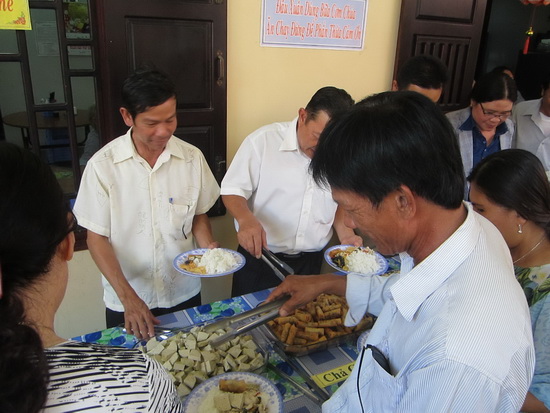 Khánh Hòa: Chùa Nam Hòa tổ chức tiệc buffet miễn phí nhân Phật đản PL 2559