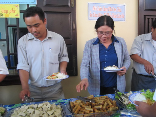 Khánh Hòa: Chùa Nam Hòa tổ chức tiệc buffet miễn phí nhân Phật đản PL 2559