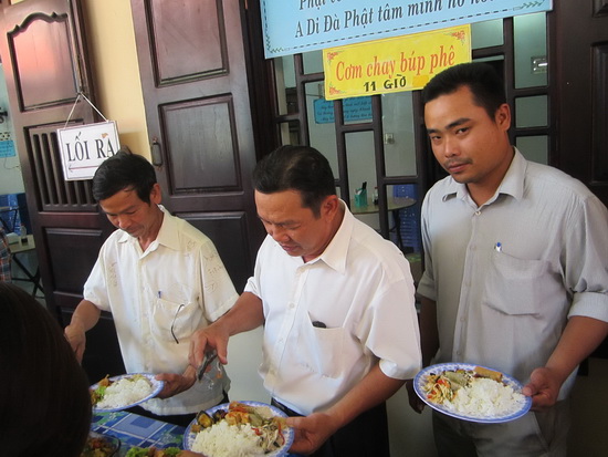 Khánh Hòa: Chùa Nam Hòa tổ chức tiệc buffet miễn phí nhân Phật đản PL 2559