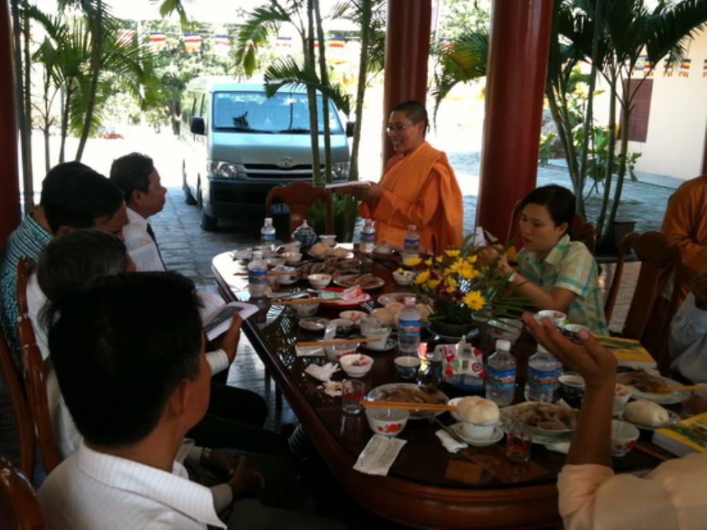 Lãnh đạo thành phố Nha Trang thăm, tặng quà các tự viện nhân Phật đản PL.2559