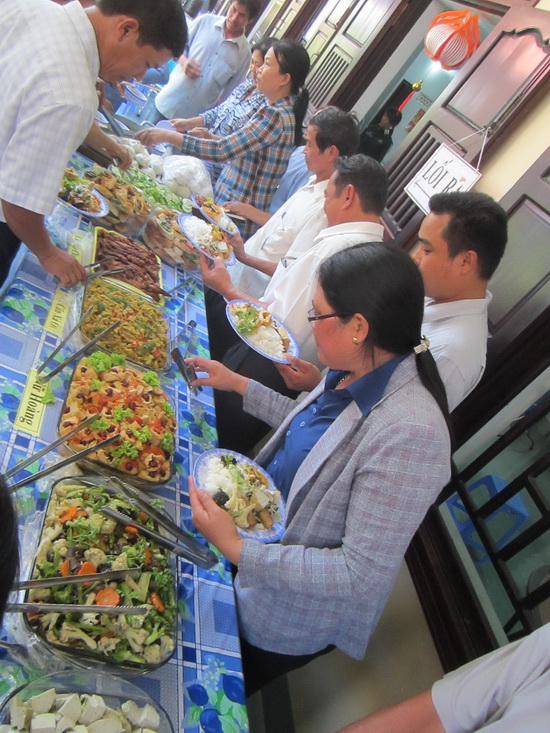 Khánh Hòa: Chùa Nam Hòa tổ chức tiệc buffet miễn phí nhân Phật đản PL 2559