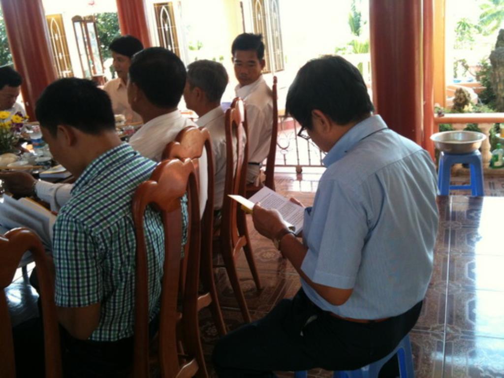 Lãnh đạo thành phố Nha Trang thăm, tặng quà các tự viện nhân Phật đản PL.2559