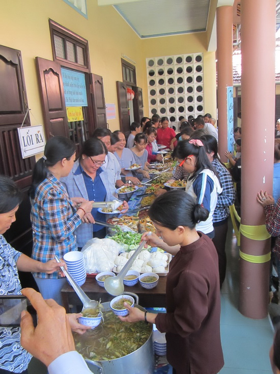 Khánh Hòa: Chùa Nam Hòa tổ chức tiệc buffet miễn phí nhân Phật đản PL 2559