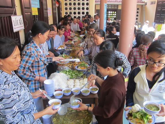 Khánh Hòa: Chùa Nam Hòa tổ chức tiệc buffet miễn phí nhân Phật đản PL 2559