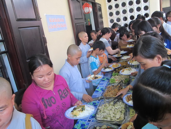 Khánh Hòa: Chùa Nam Hòa tổ chức tiệc buffet miễn phí nhân Phật đản PL 2559