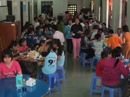 Khánh Hòa: Chùa Nam Hòa tổ chức tiệc buffet miễn phí nhân Phật đản PL 2559