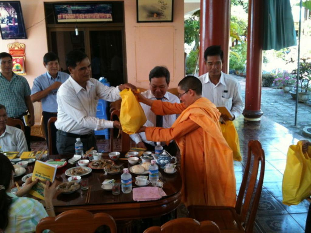 Lãnh đạo thành phố Nha Trang thăm, tặng quà các tự viện nhân Phật đản PL.2559