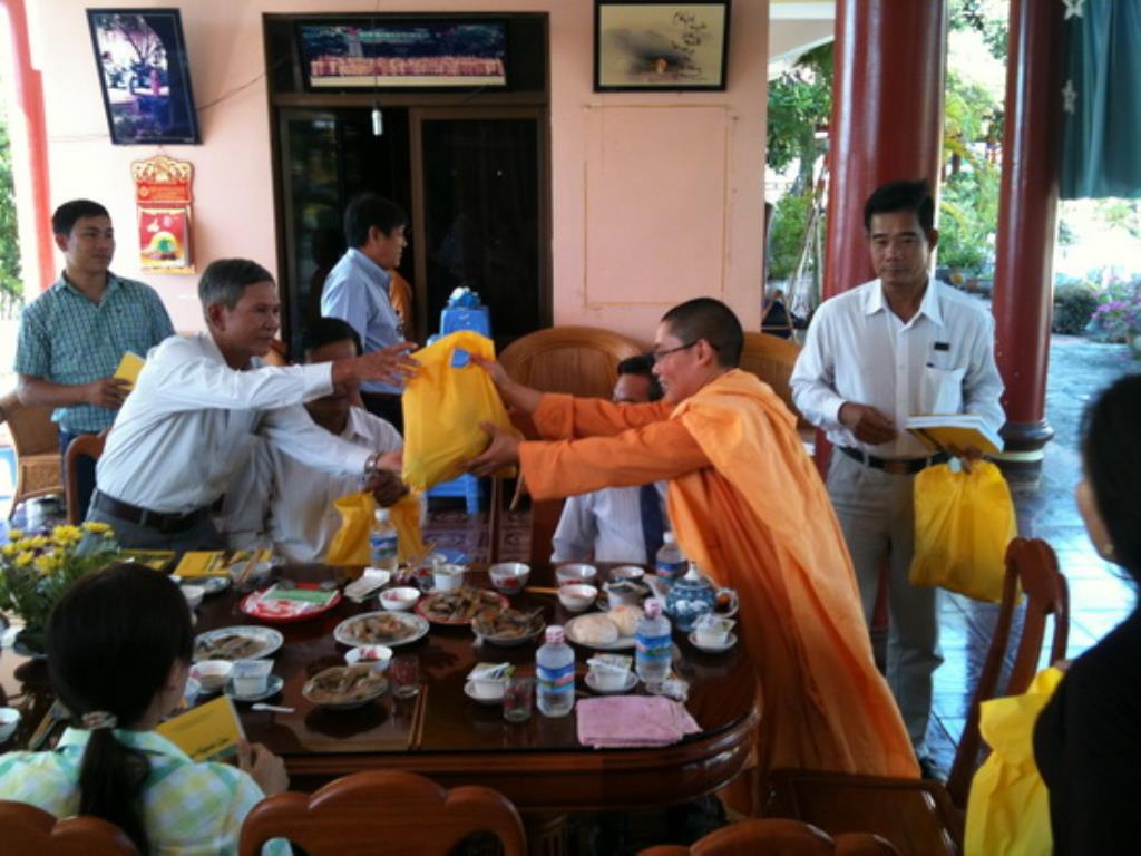 Lãnh đạo thành phố Nha Trang thăm, tặng quà các tự viện nhân Phật đản PL.2559