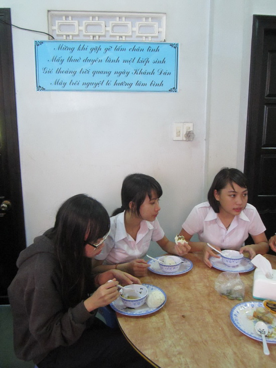 Khánh Hòa: Chùa Nam Hòa tổ chức tiệc buffet miễn phí nhân Phật đản PL 2559