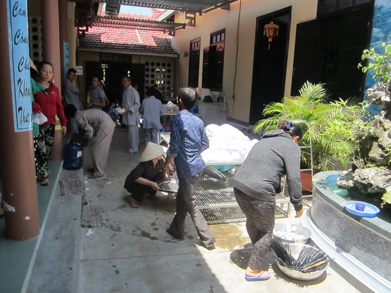 Khánh Hòa: Chùa Nam Hòa tổ chức tiệc buffet miễn phí nhân Phật đản PL 2559