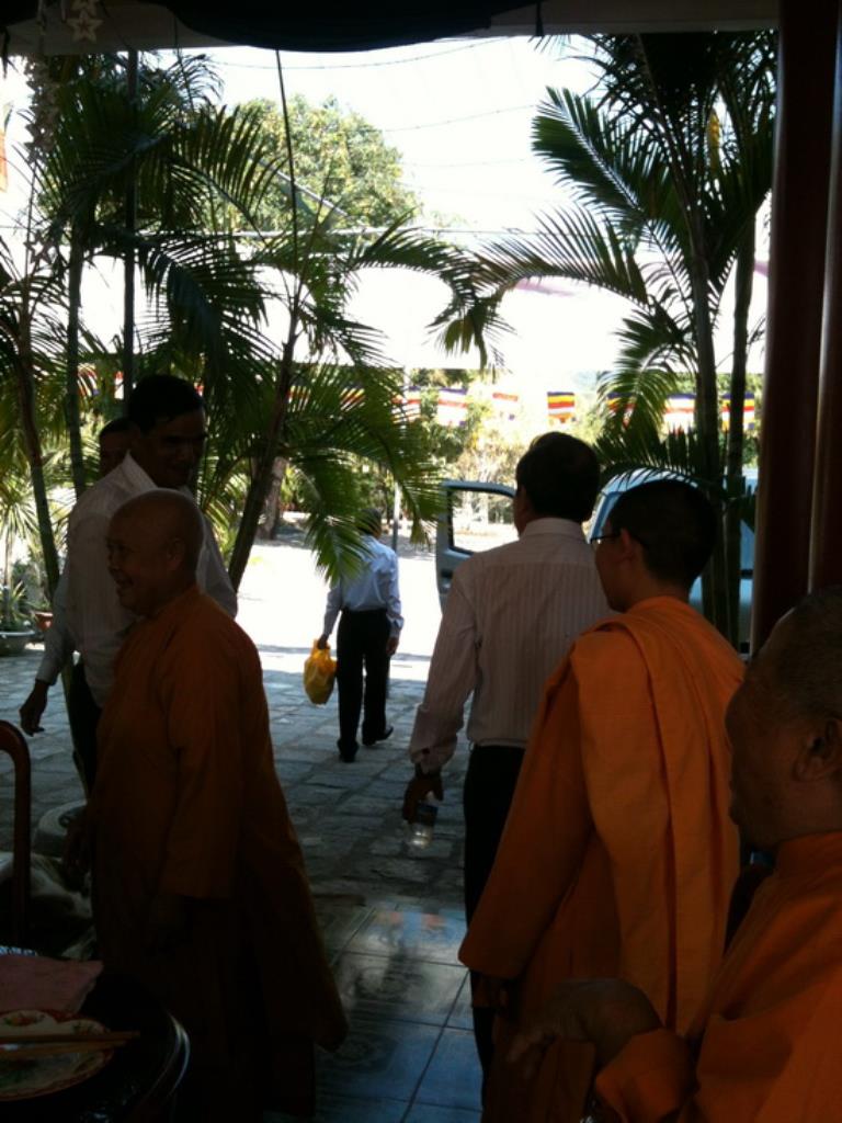 Lãnh đạo thành phố Nha Trang thăm, tặng quà các tự viện nhân Phật đản PL.2559