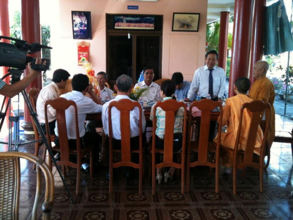 Lãnh đạo thành phố Nha Trang thăm, tặng quà các tự viện nhân Phật đản PL.2559