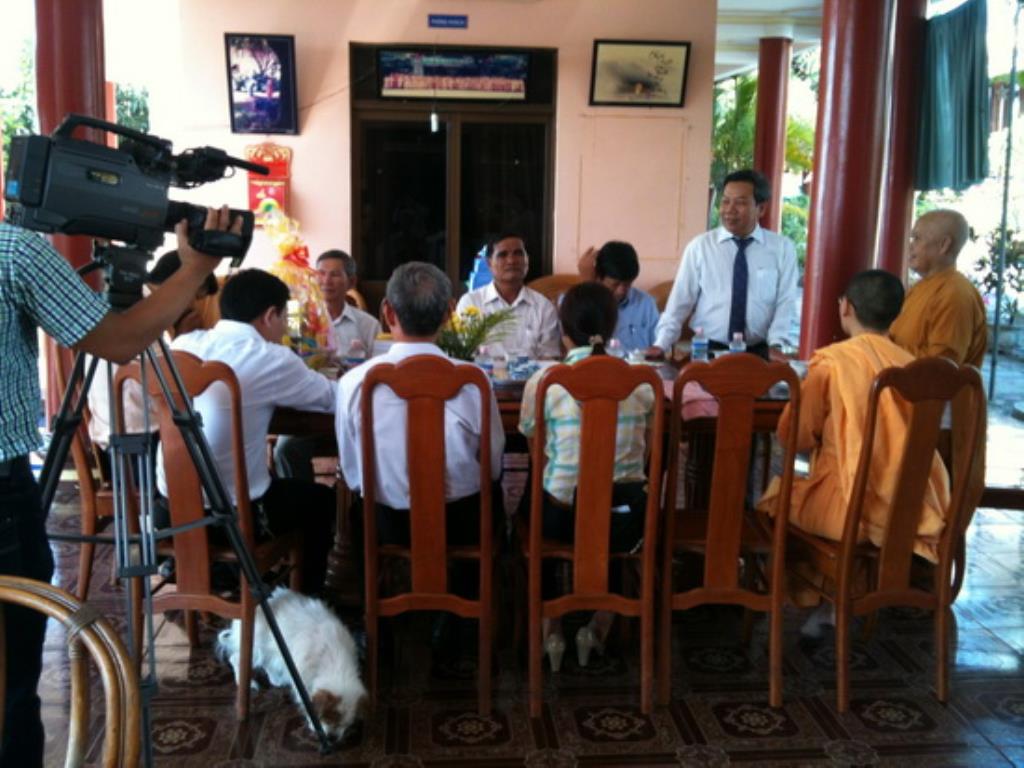 Lãnh đạo thành phố Nha Trang thăm, tặng quà các tự viện nhân Phật đản PL.2559