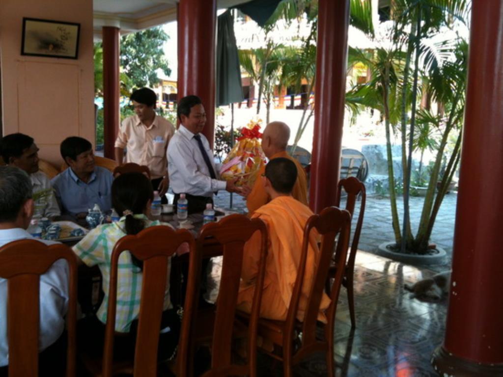 Lãnh đạo thành phố Nha Trang thăm, tặng quà các tự viện nhân Phật đản PL.2559