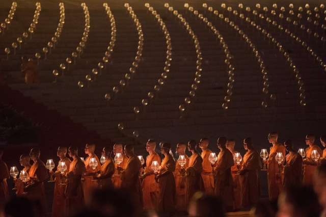 Rực rỡ đêm cầu nguyện nhân lễ Makha Bucha tại Dhammakaya - Thái Lan