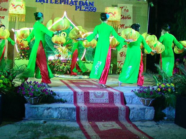 Khánh Hòa: Chùa Linh Quang diễu hành Rước Phật,  Văn nghệ kính mừng Phật đản