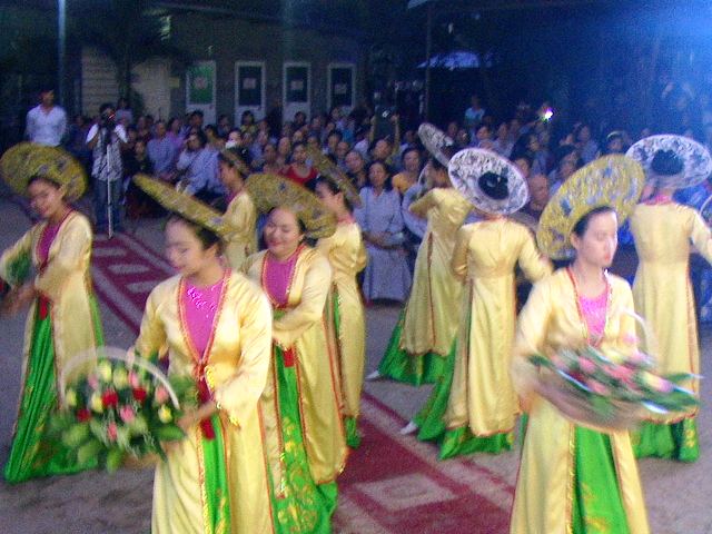 Khánh Hòa: Chùa Linh Quang diễu hành Rước Phật,  Văn nghệ kính mừng Phật đản