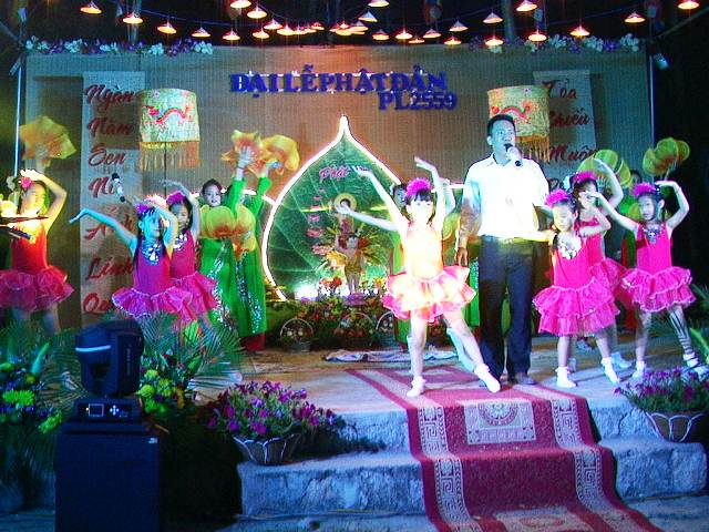 Khánh Hòa: Chùa Linh Quang diễu hành Rước Phật,  Văn nghệ kính mừng Phật đản