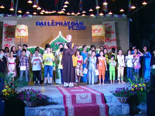 Khánh Hòa: Chùa Linh Quang diễu hành Rước Phật,  Văn nghệ kính mừng Phật đản