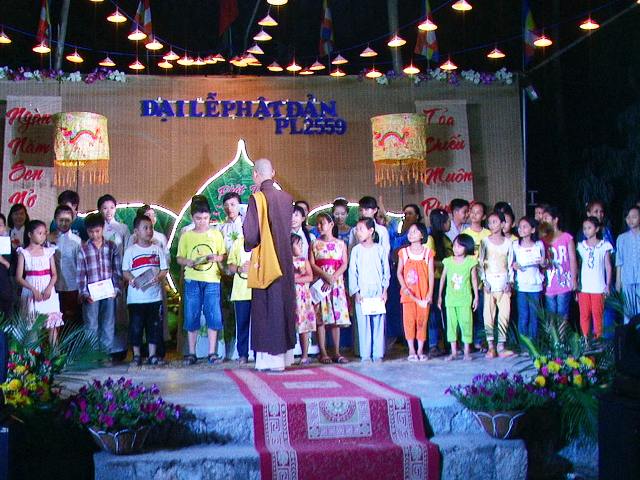 Khánh Hòa: Chùa Linh Quang diễu hành Rước Phật,  Văn nghệ kính mừng Phật đản