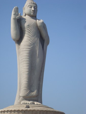 Bức tượng Phật Thích Ca Mâu Ni cao 17 mét tại hồ Hussain Sagar, Hyderabad, India