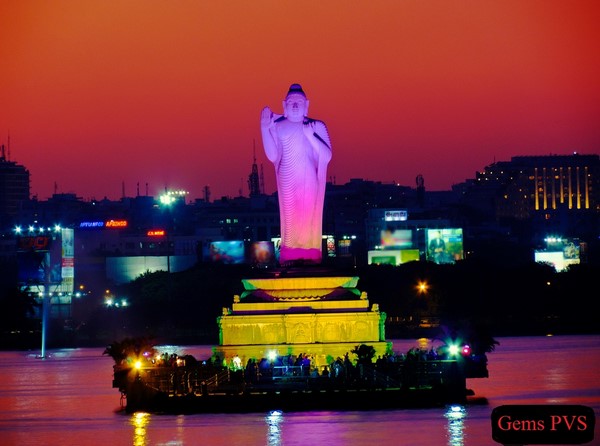 Bức tượng Phật Thích Ca Mâu Ni cao 17 mét tại hồ Hussain Sagar, Hyderabad, India