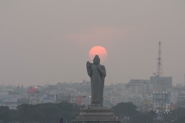 Bức tượng Phật Thích Ca Mâu Ni cao 17 mét tại hồ Hussain Sagar, Hyderabad, India