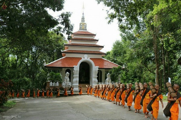 Thái Lan: Chùm ảnh chư Tăng diễu hành 11 km