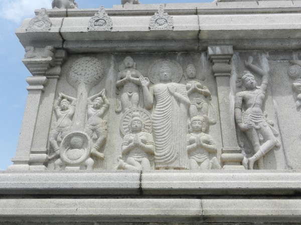 Bức tượng Phật Thích Ca Mâu Ni cao 17 mét tại hồ Hussain Sagar, Hyderabad, India