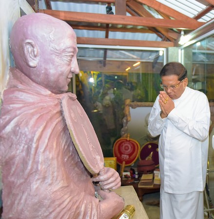 Tổng thống Sri Lanka dâng Y Kathina hằng năm tại Trung tâm Thiền Vipassana quốc tế