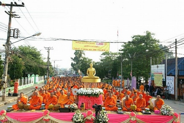 Thái Lan: Sau 3 tháng An Cư ,chư Tăng Tự tứ, diễu hành khất thực  tại huyện Khun Yuam, tỉnh Mae Hong Son