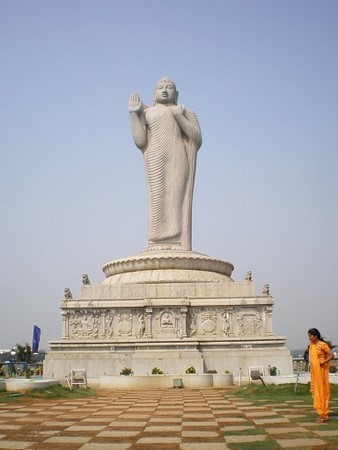 Bức tượng Phật Thích Ca Mâu Ni cao 17 mét tại hồ Hussain Sagar, Hyderabad, India