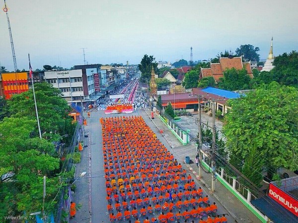 Thái Lan: Sau 3 tháng An Cư ,chư Tăng Tự tứ, diễu hành khất thực  tại huyện Khun Yuam, tỉnh Mae Hong Son