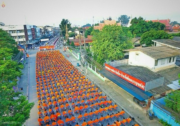 Thái Lan: Sau 3 tháng An Cư ,chư Tăng Tự tứ, diễu hành khất thực  tại huyện Khun Yuam, tỉnh Mae Hong Son