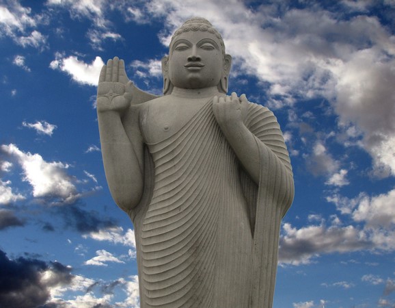 Bức tượng Phật Thích Ca Mâu Ni cao 17 mét tại hồ Hussain Sagar, Hyderabad, India