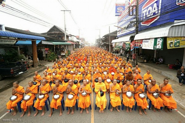 Thái Lan: Sau 3 tháng An Cư ,chư Tăng Tự tứ, diễu hành khất thực  tại huyện Khun Yuam, tỉnh Mae Hong Son
