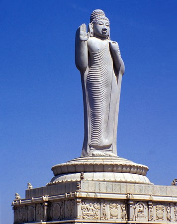 Bức tượng Phật Thích Ca Mâu Ni cao 17 mét tại hồ Hussain Sagar, Hyderabad, India