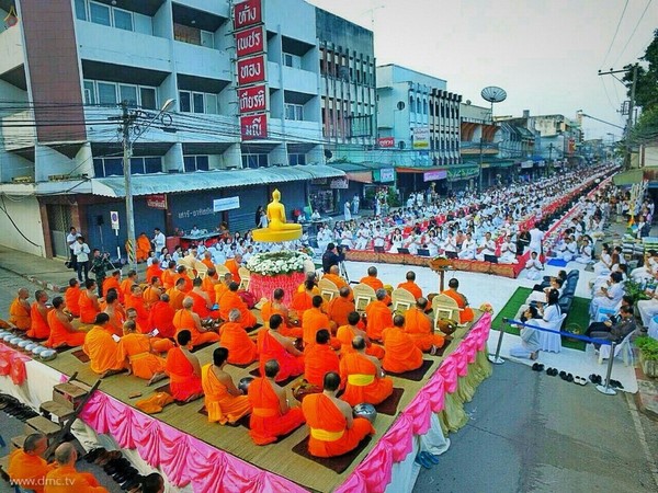 Thái Lan: Sau 3 tháng An Cư ,chư Tăng Tự tứ, diễu hành khất thực  tại huyện Khun Yuam, tỉnh Mae Hong Son