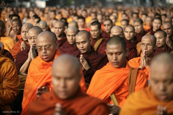 Thái Lan: Chùm ảnh 10 nghìn vị Tăng từ 9 Tỉnh thành diễu hành khất thực miền Trung