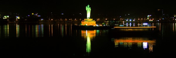 Bức tượng Phật Thích Ca Mâu Ni cao 17 mét tại hồ Hussain Sagar, Hyderabad, India