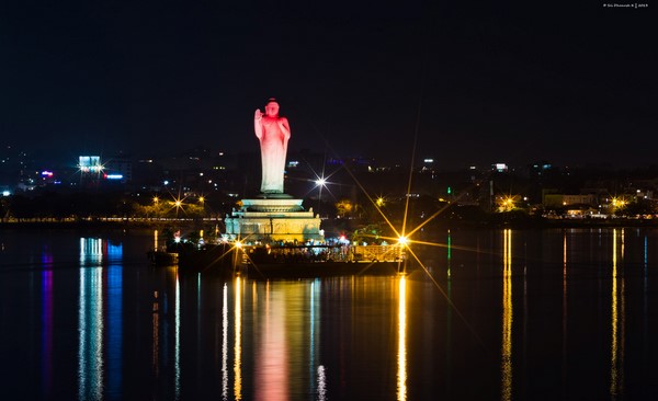 Bức tượng Phật Thích Ca Mâu Ni cao 17 mét tại hồ Hussain Sagar, Hyderabad, India